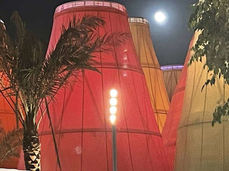 La luna sobre el Pabellón de España en Expo 2020 Dubai. (EL CORREO)