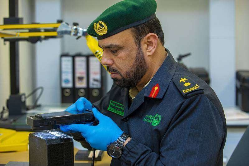 La Policía de Dubai con un  nuevo dispositivo para levantar e identificar huellas dactilares.