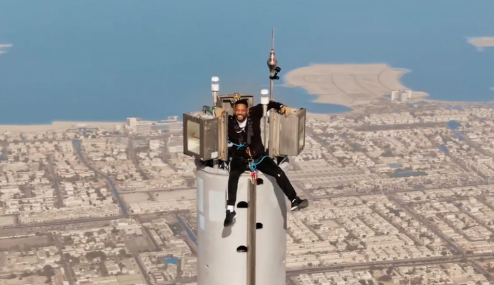 El actor Will Smith en lo alto del Burj Khalfa. (Youtube)