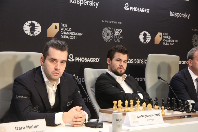 Ian Nepomniachtchi y Magnus Carlsen. (EL CORREO)