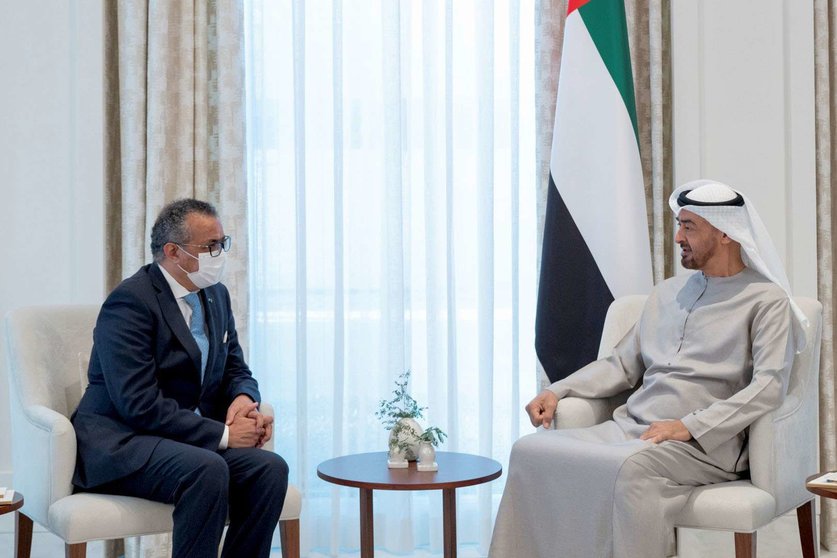 El príncipe heredero de Abu Dhabi y el director de la OMS. (WAM)