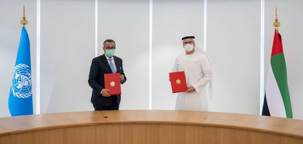 Un momento de la firma entre el ministro emiratí y el director de la OMS. (WAM)