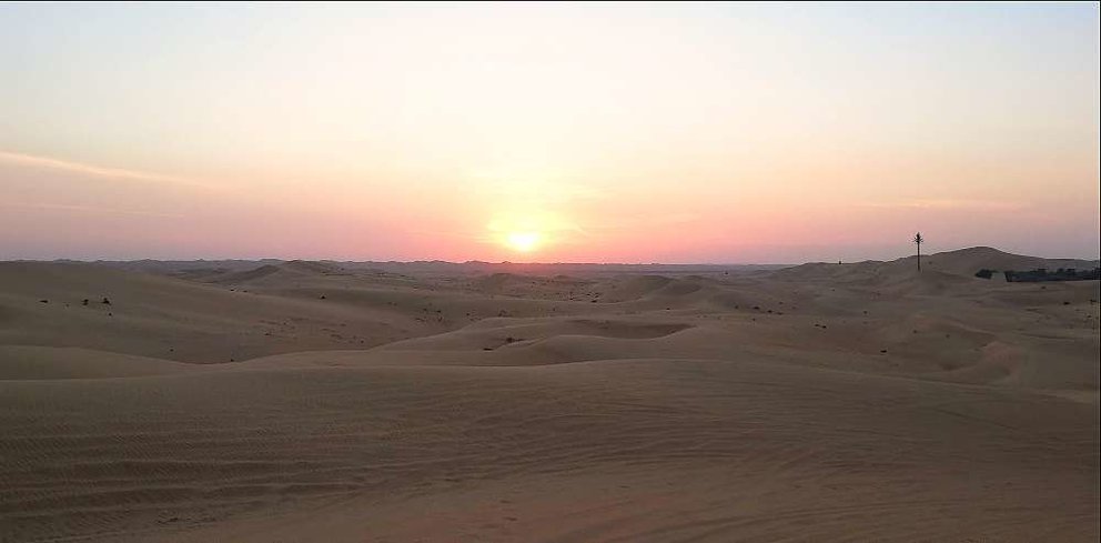 Puesta de sol en el infinito desierto de Abu Dhabi. (A. Moreno)