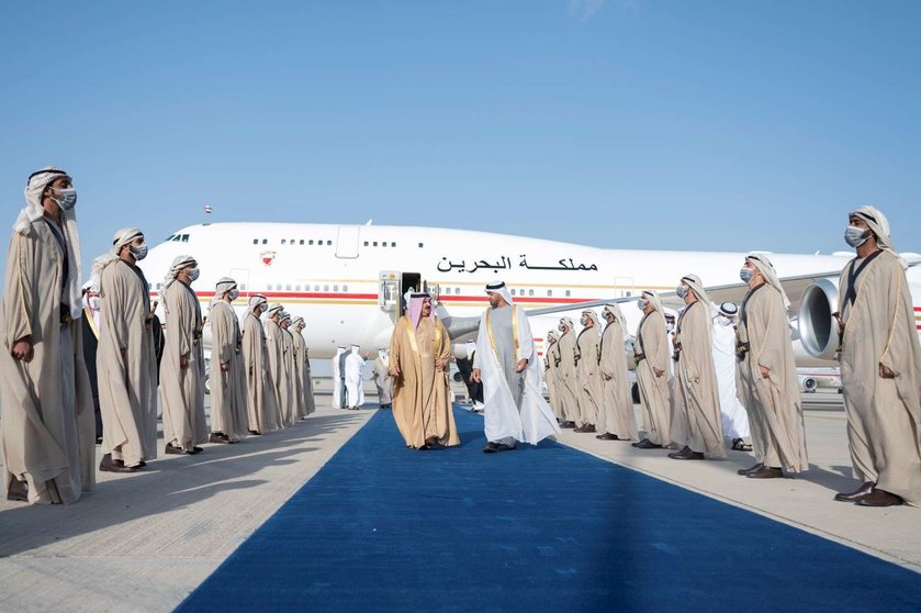 El rey de Bahréin es recibido por el príncipe heredero de Abu Dhabi en el aeropuerto, (WAM)