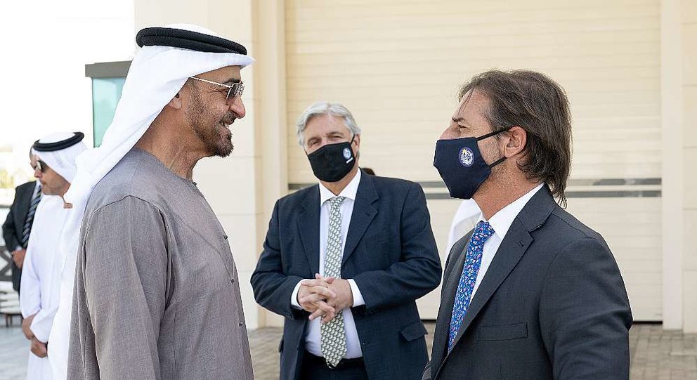 Cordial enuentro entre el presidente de Uruguay y el príncipe heredero de Abu Dhabi. (WAM)