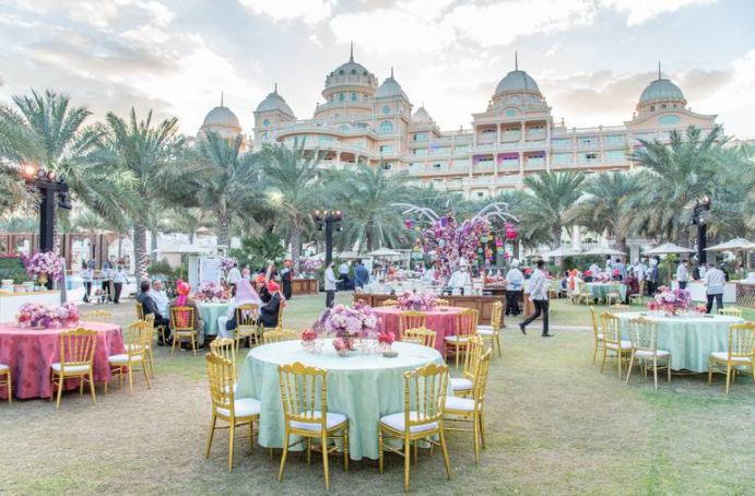 Mesas preparadas para una lujosa boda en Dubai. (Foodlink)