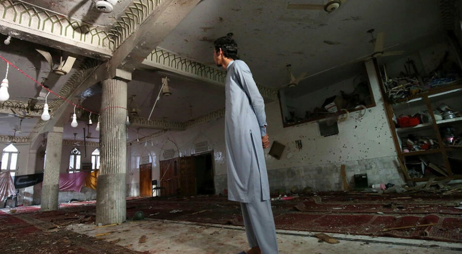 Un musulmán chií pakistaní inspecciona las secuelas de la explosión de una bomba. (Fuente externa)