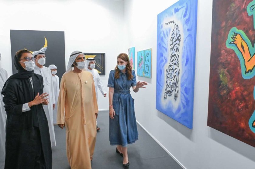 El vicepresidente y la ministra de Cultura de Emiratos durante el recorrido por Art Dubai. (Twitter)