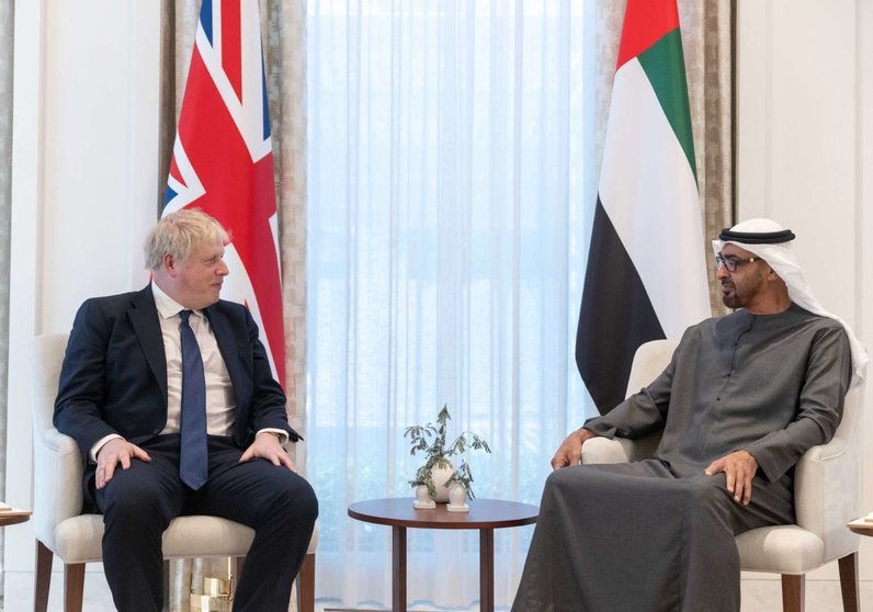 El jeque Mohamed bin Zayed Al Nahyan y Boris Johnson en Abu Dhabi este miércoles. (WAM)