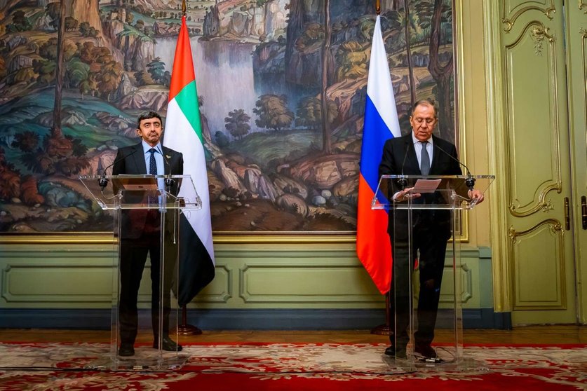 Los ministros de Exteriores de EAU (derecha) y de Rusia. (WAM)