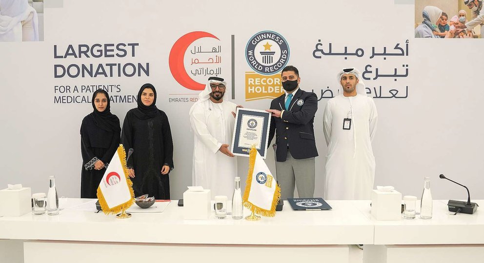 Responsables de ERC en Emiratos, en el momento de recibir el certificado por parte de Guinness World Records. (WAM)