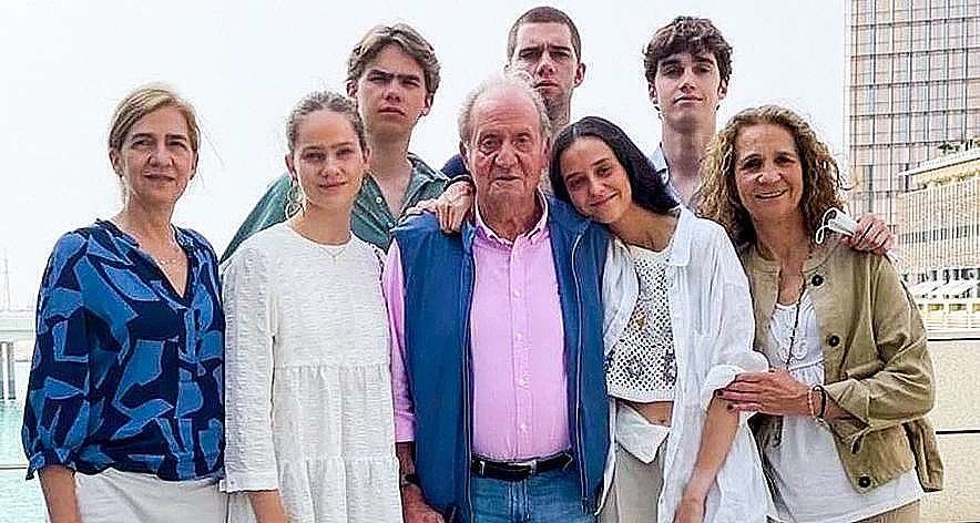 El rey Juan Carlos en Abu Dhabi con sus hijas y gran parte de sus nietos. (Twitter)