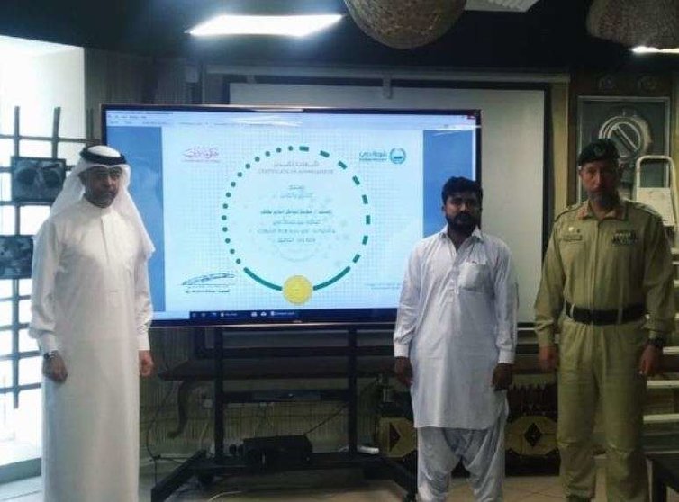 Miembros de la Policía de Dubai junto a uno de los residentes premiados. (Twitter)