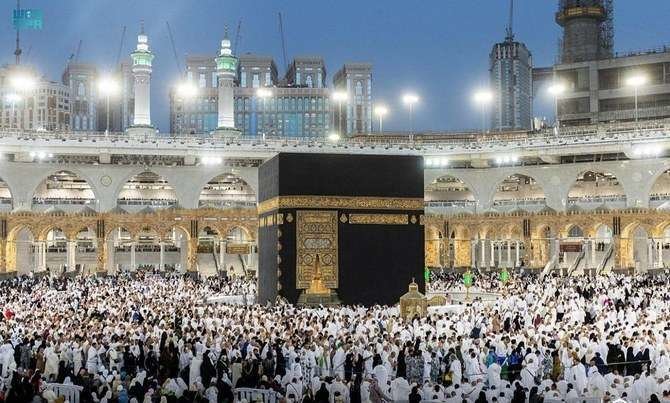 Cientos de musulmanes en La Meca para hacer las primeras oraciones de este Eid Al-Fitr. (SPA)