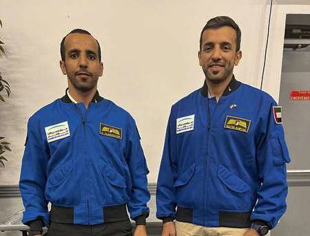 Los astronautas emiratíes Al Mansoori y Al Neyadi tras recibir la insignia de la NASA MBRSP b