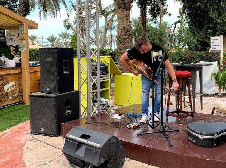 Un músico actúa en Abu Dhabi. (EL CORREO)