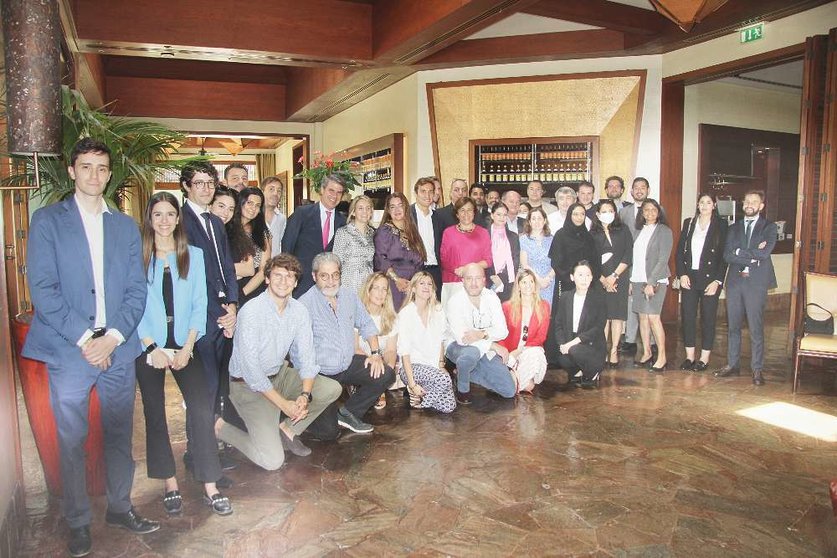 Foto familia del desayuno del Spanish Business Council celebrado 30 de junio en el hotel Grand Hyatt Dubai. (EL CORREO)