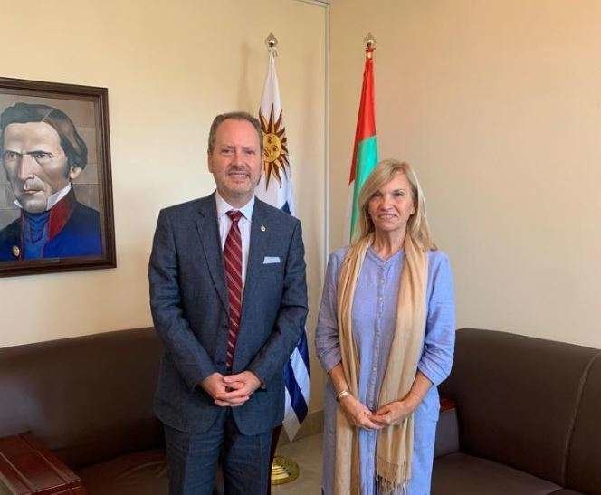 La vicepresidenta junto al embajador de Uruguay en Abu Dhabi. (Twitter)