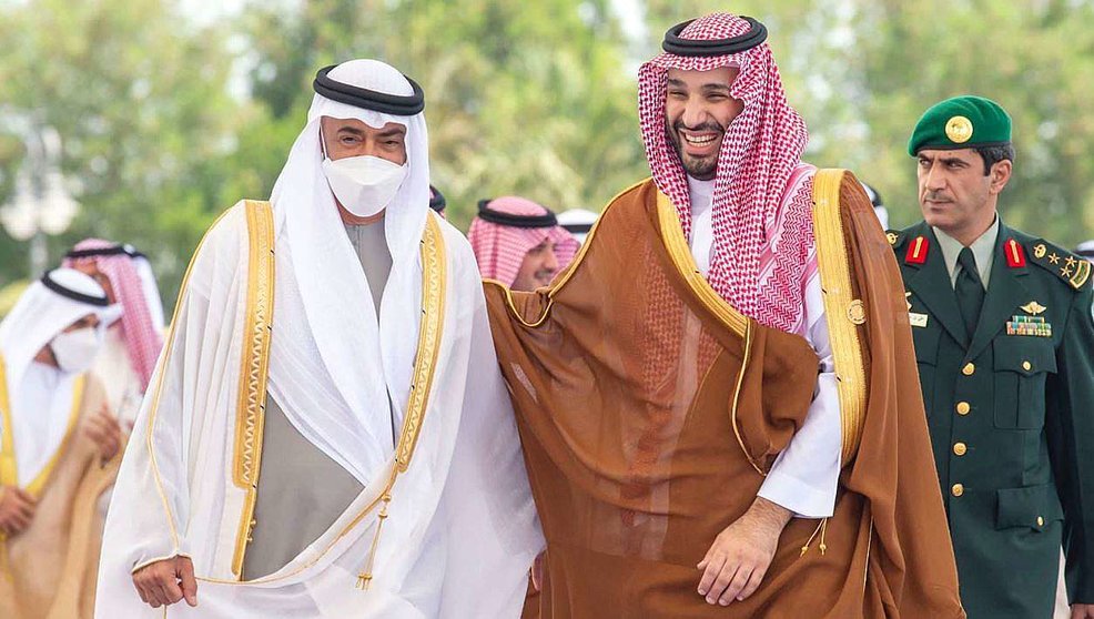 El presidente de Emiratos Árabes Unidos, el jeque Mohamed bin Zayed Al Nahyan -izquierda-, junto al príncipe heredero de Arabia em Jeddah. (STA)
