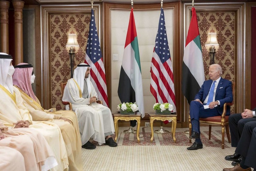 El presidente de Emiratos junto a Biden en julio de 2022 en Jeddah. (WAM)