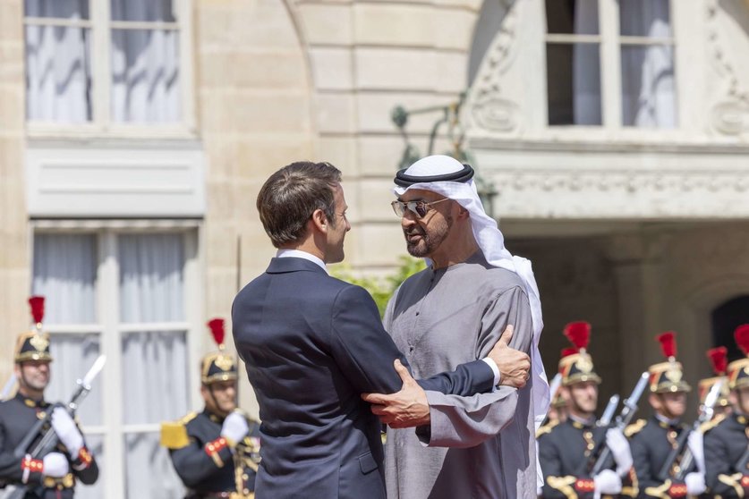 Los presidentes de Emiratos y Francia este lunes en Paría. (Twitter)