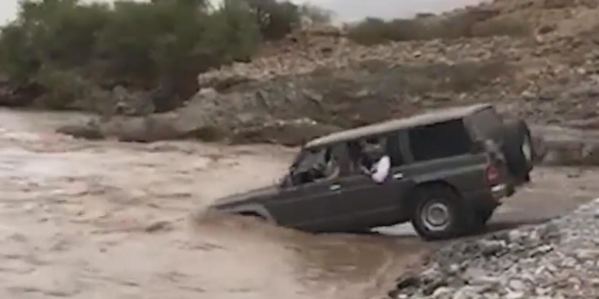Una captura de pantalla del vídeo difundido por la Policía de Omán del wadi inundado.