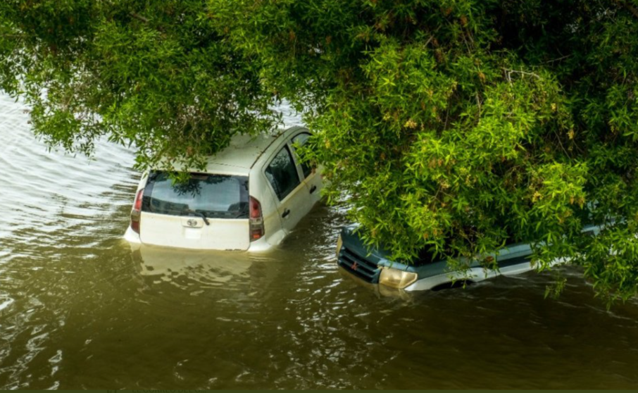 Dos coches inundados por la lluvia en Fujairah. (Twitter)