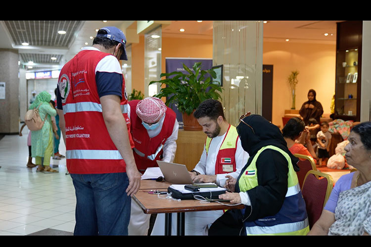 Voluntarios organizan la ayuda tras las inundaciones.