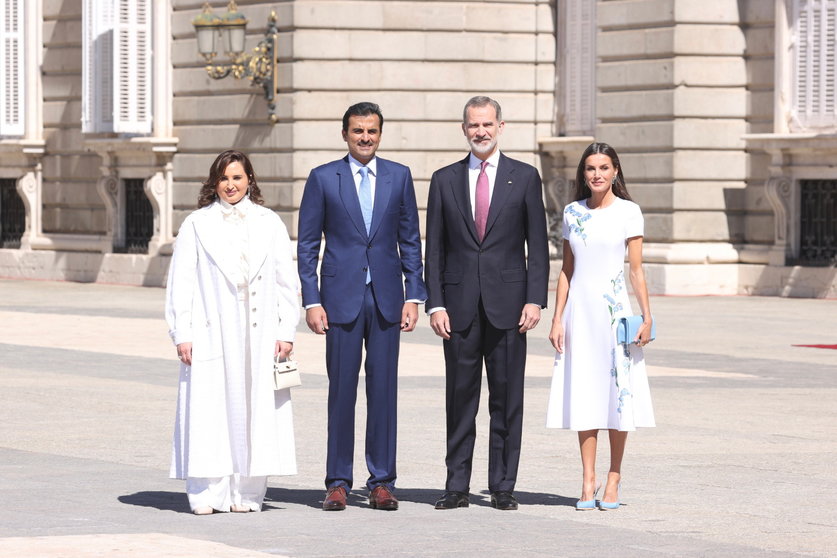 Primera por la izquierda la jequesa Qatar durante su visita a España en mayo de 2022. (Casa Real)