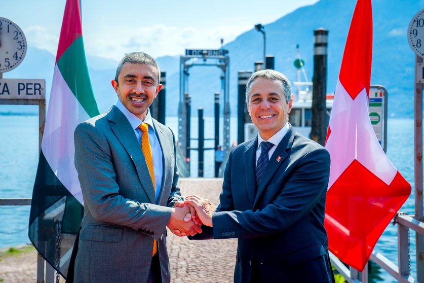 El ministro de Exteriores de EAU (izquierda) junto al presidente de Suiza. (WAM)