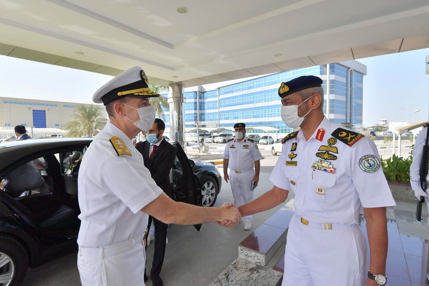 El jeque Saeed bin Hamdan bin Mohammed Al Nahyan y el vicealmirante Brad Cooper. (WAM)