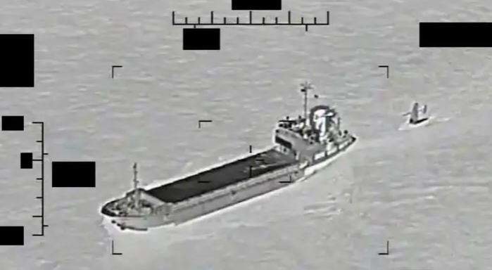 Captura de pantalla de un vdeo que muestra al barco de apoyo Shahid Baziar, a la izquierda, de la Armada del Cuerpo de la Guardia Revolucionaria Islámica de Irán remolcando ilegalmente un buque de superficie no tripulado Saildrone Explorer en aguas internacionales del Golfo, el 30 de agosto. (Foto de la Marina de los EEUU)