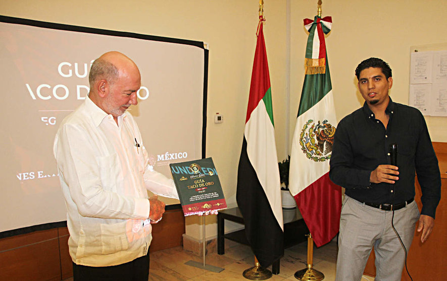 El embajador de México en Emiratos Árabes Unidos, Luis Alfonso de Alba, recibe el primer ejemplar impreso de la Guía Taco de Oro 2022-2023. (EL  CORREO)