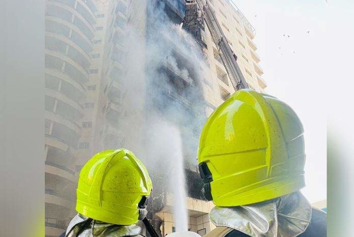 Los funcionarios de Defensa Civil de Dubai supervisan la extinción de incendios. (Fuente externa)