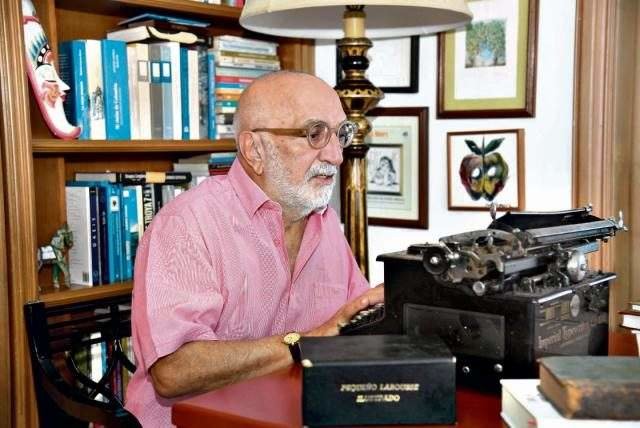 Juan Gossaín teclea en su vieja máquina de escribir. (Fuente externa)