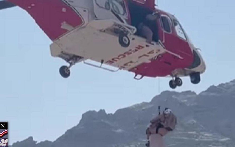 Una captura de pantalla del rescate del senderista en la montaña emiratí.