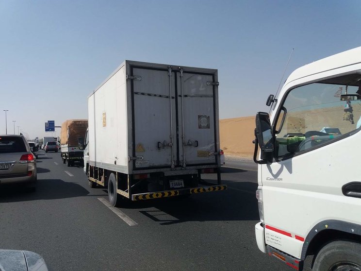 Camiones en una carretera de EAU. (EL CORREO)