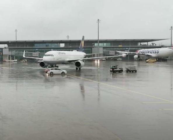 Un avión de Lufthansa en un aeropuerto de Europa. (EL CORREO)