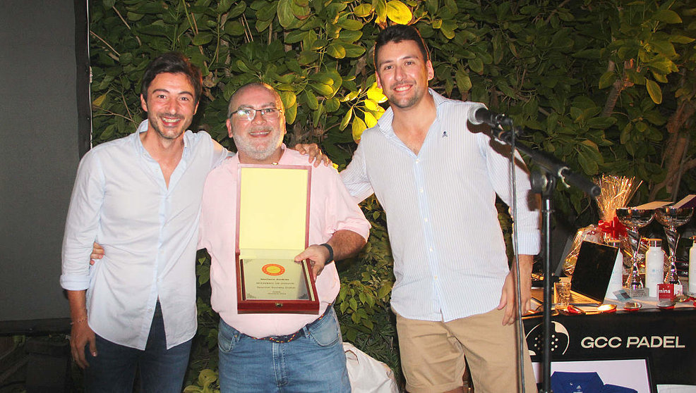 Mariano Andrés -en el centro-recibe la placa como miembro de honor de la Spanish Society Dubai de manos de Salvador Medina -izquierda- y José Antonio Nácher. (EL CORREO)
