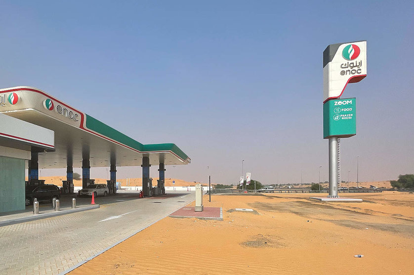 Gasolinera en el desierto de Emiratos Árabes. (EL CORREO)