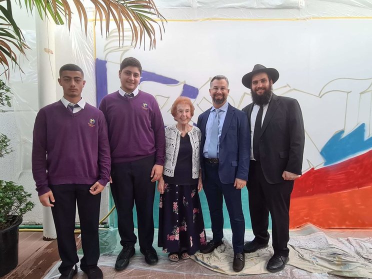 Eve Kugler, en el centro de la imagen con alumnos del colegio y el rabino Duchman en Dubai. (Twitter)