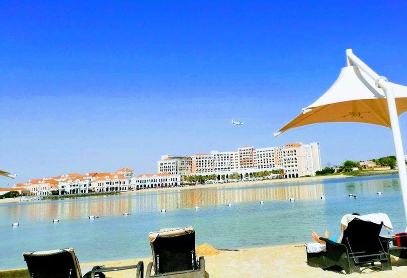 La playa de un hotel en Abu Dhabi. (EL CORREO)