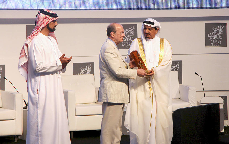El jeque Humaid Bin Rashid Al Nuaimi, gobernador de Ajman y miembro de Consejo Superior de Emiratos Árabes Unidos, entrega un presente al 
alcalde de Bilbao, Ibon Areso, durante la ceremonia inaugural de la conferencia. (EL CORREO)