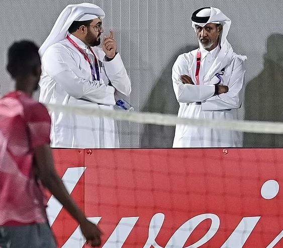 El jeque Hamad bin Khalifa bin Ahmed Al Thani (derecha, frente a la cámara), presidente de la Asociación de Fútbol de Qatar, junto a una valla publicitaria de Budweiser. (Fuente externa)