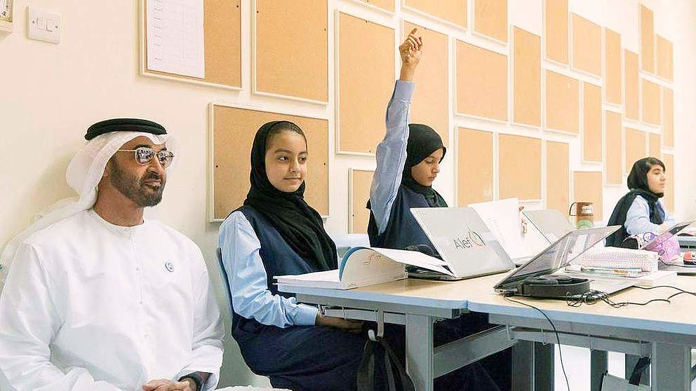 El jeque Mohammed bin Zayed, presidente de Emiratos Árabes Unidos, junto a las alumnas de la escuela Al Asayel en Khalifa City. (WAM)