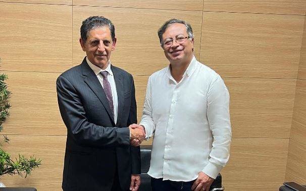 El embajador emiratí en Colombia (izquierda) y Gustavo Petro. (Facebook)