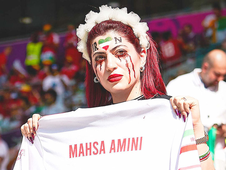 Aficionada al fútbol iraní protesta por la muerte de Mahsa Amini. (@brfootball)