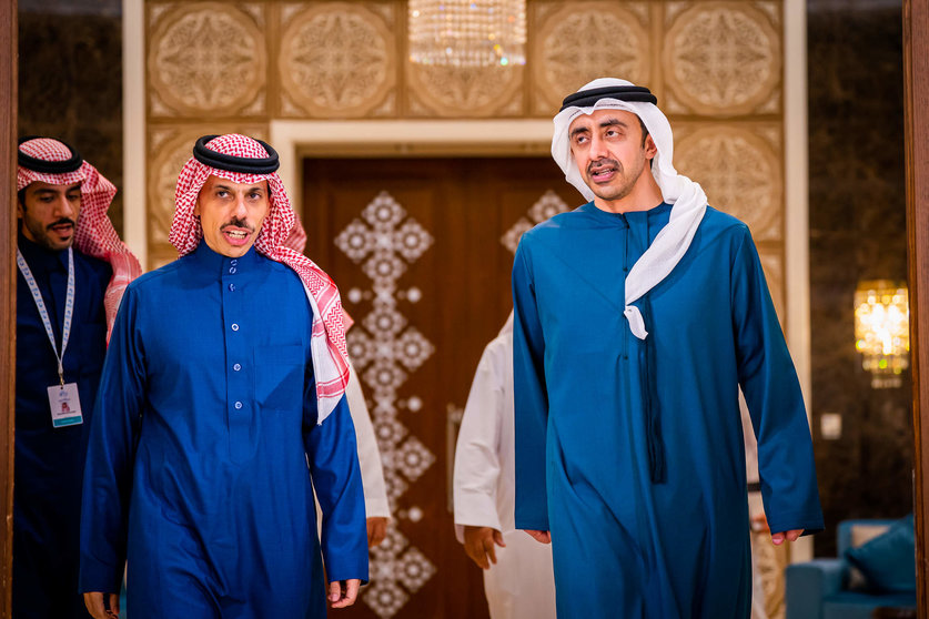 Los ministros de Exteriores de EAU (derecha( y Arabia Saudita durante el encuentro de este domingo. (WAM)
