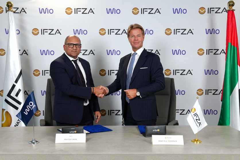 Martin G. Pedersen, presidente de IFZA Dubai -derecha-, y Prateek Vahie, director comercial de Wio Bank, tras la firma del acuerdo. (Cedida)