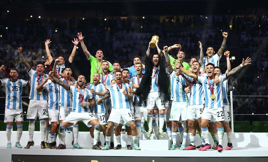 El momento definitivo de la selección de Argentina con la copa del Mundo en Doha. (Twiter)